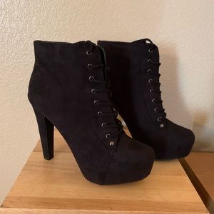 Women’s faux suede lace up ankle boots size 10